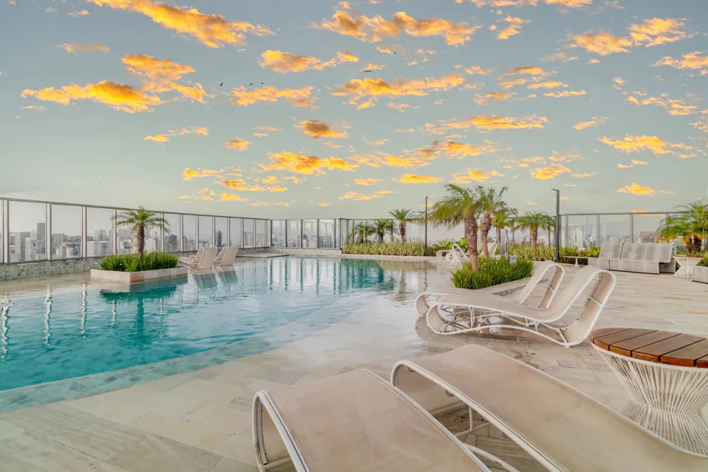 Piscina na cobertura do prédio no Brooklin, ao pôr do sol