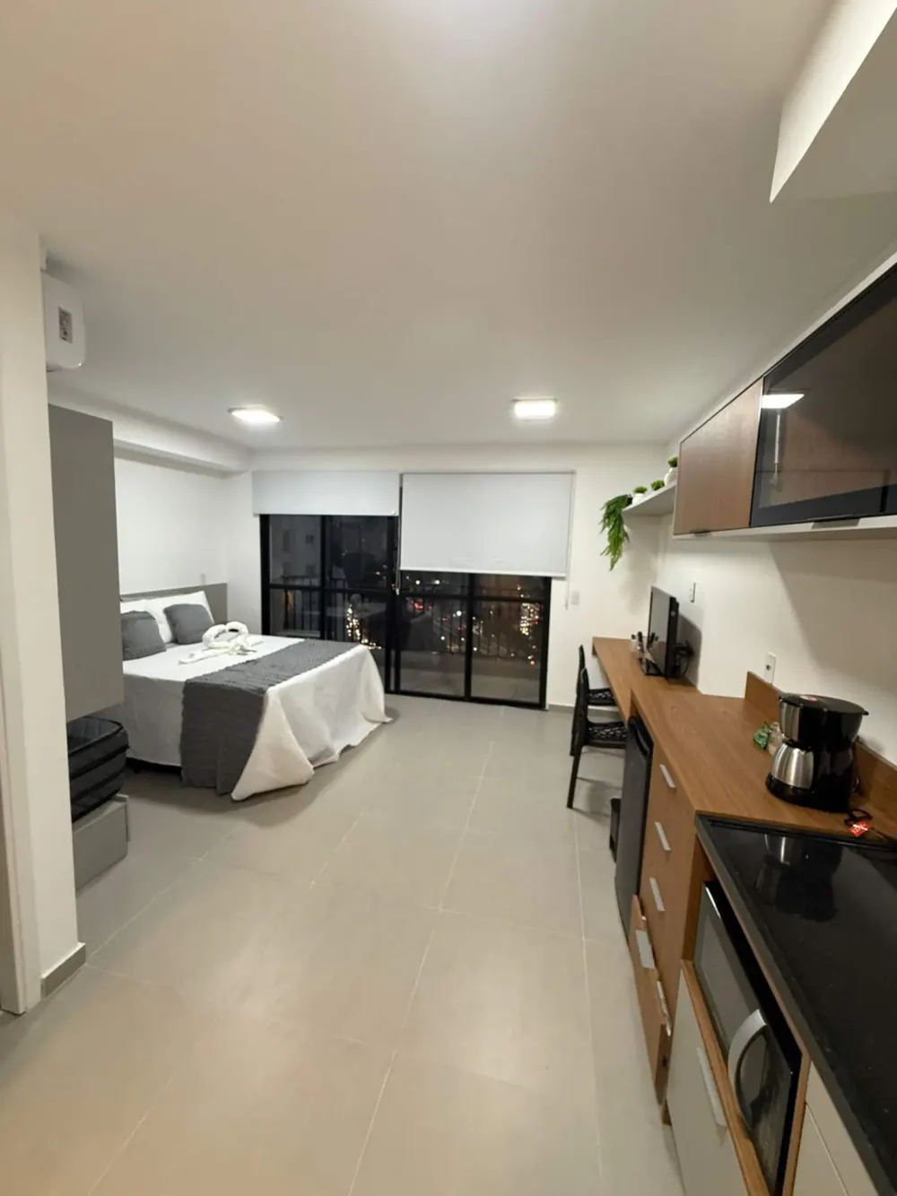 Apartamento na Bela Vista com cama, mesa e cozinha
