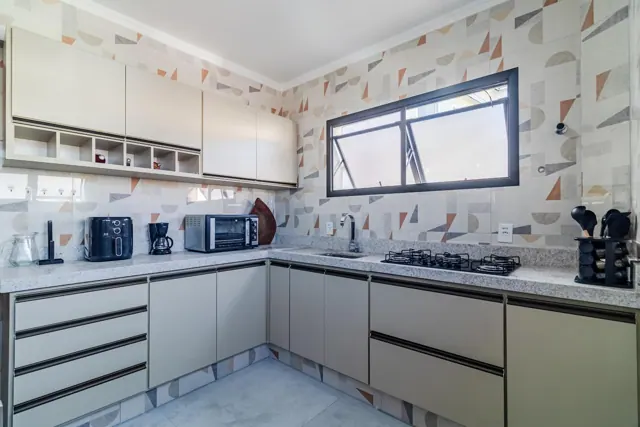 Cozinha planejada com air fryer, forno e cooktop